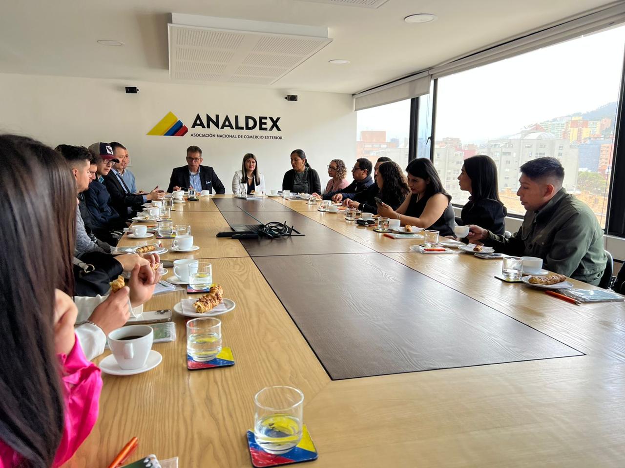 Encuentro académico en institución internacional