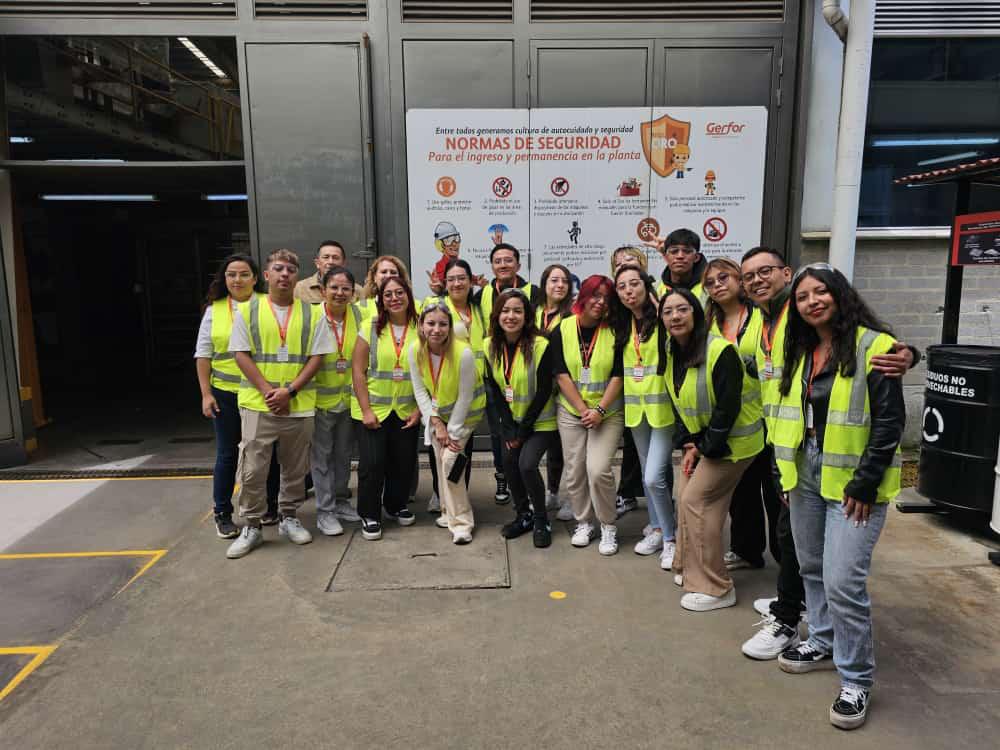 Estudiantes durante una visita empresarial