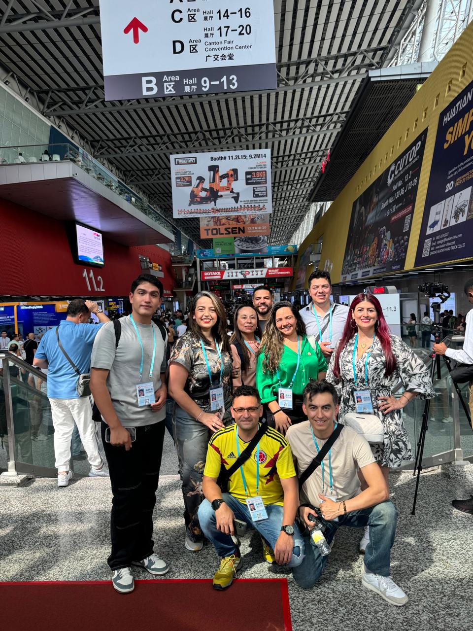 Participantes explorando la Feria de Cantón