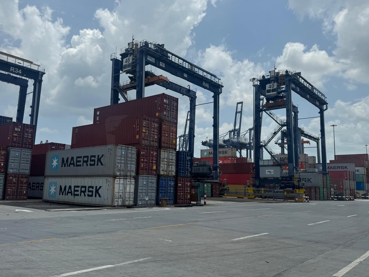 Operación de contenedores en puerto