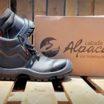 Par de botas industriales con su caja, disponibles en Guatemala a Q400