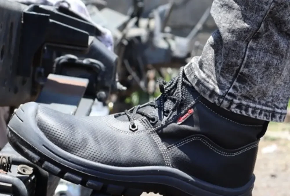 Trabajador usando bota industrial de seguridad en un taller en Guatemala