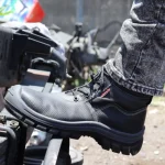 Trabajador usando bota industrial de seguridad en un taller en Guatemala