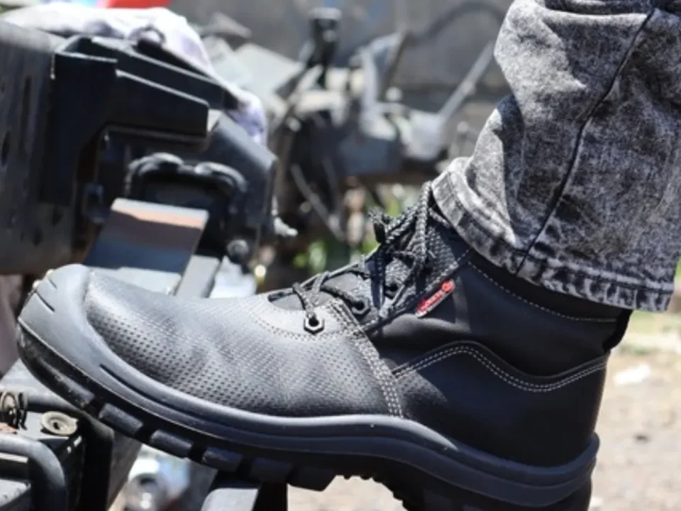 Trabajador usando bota industrial de seguridad en un taller en Guatemala