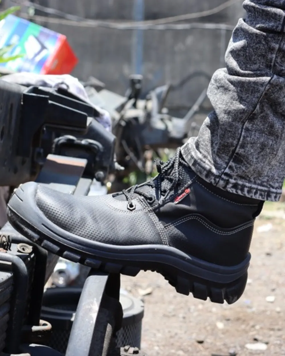Trabajador usando bota industrial de seguridad en un taller en Guatemala