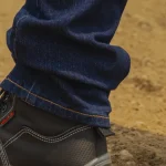 Colaborador con botas industriales en obra, calzado para empresas en Guatemala
